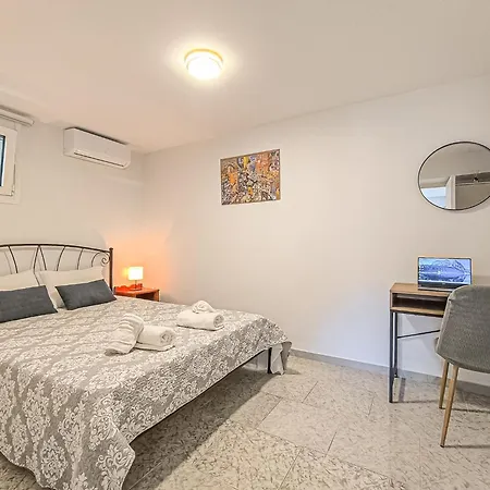 Apartment Comfy Flat With Large Terrace, Fiber Internet And Private Parking