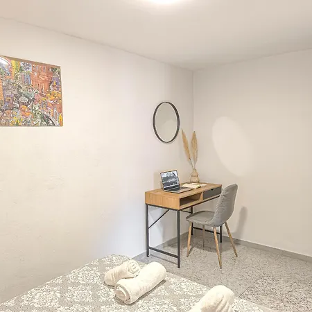 Comfy Flat With Large Terrace, Fiber Internet And Private Parking Apartment *