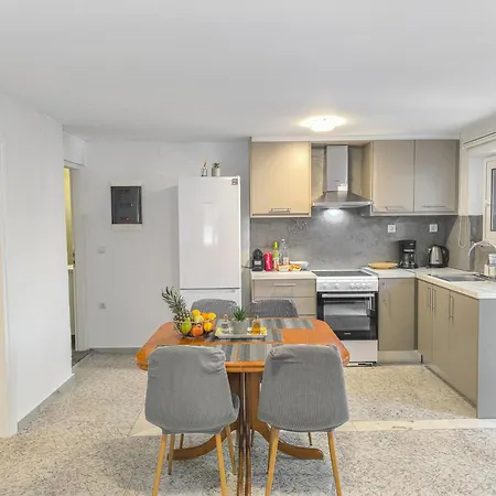 Apartment Comfy Flat With Large Terrace, Fiber Internet And Private Parking *